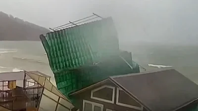 Погода — лётная. Для крыш!. Первый крупный ураган года в Приморье оставил без света тысячи жителей края