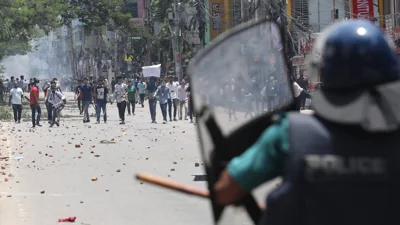 Студенты столкнулись с полицейскими во время протеста против системы квот на государственные работы, Бангладеш, 18 июля 2024 года