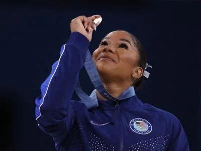 Artistic Gymnastics - Women's Floor Exercise Victory Ceremony