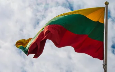 Сейм Литвы принял окончательное решение по санкциям для беларусов. Лишать ВНЖ за поездки домой не будут, но есть другие ограничения