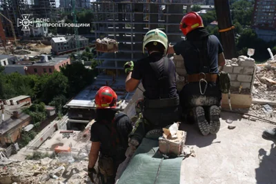 В Днепре продолжаются поиски людей, предположительно находящихся под завалами, сообщает Государственная служба Украины по чрезвычайным ситуациям