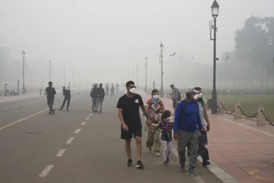 Family walks through smog in Delhi