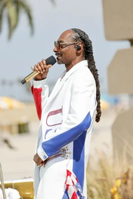 Snoop Dogg performed Drop It Like It's Hot before Dr. Dre joined in for The Next Episode during the Olympic handoff