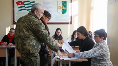 В Абхазии победу на "выборах президента" одержал Бадра Гунба