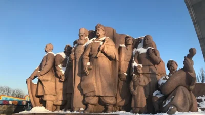 В Киеве начали демонтаж монумента в честь Переяславской рады возле бывшей Арки дружбы народов