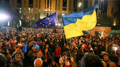 Люди з прапорами Грузії, ЄС та України вийшли на мітинг Тбілісі після проти результатів грузинських парламентських виборів, 28 жовтня 2024 року