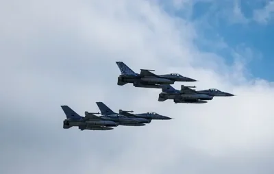 В останній день липня перші десять винищувачів F-16 прибули в Україну
