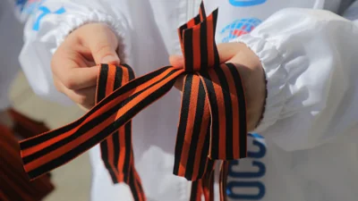 Москвича отправили на 2,5 года в колонию за плевок на георгиевскую ленту