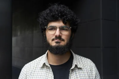 Суд в Москве заочно приговорил сооснователя издания DOXA Армена Арамяна к десяти годам и месяцу колонии по делу об оправдании терроризма и фейках об армии