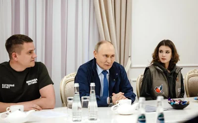 Кадры поездки Путина в Курскую область