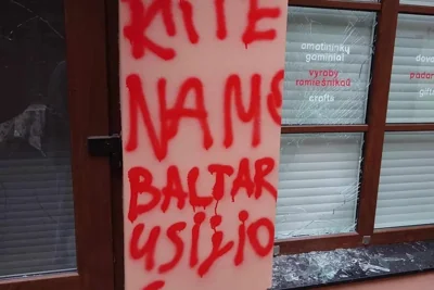 Владелец поврежденного магазина Kropka в Вильнюсе: На видео видно, как человек фоткает надпись