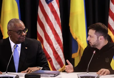 Lloyd Austin and Volodymyr Zelensky 