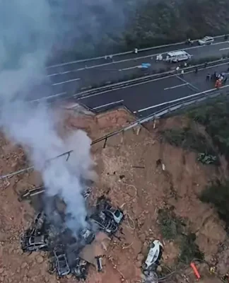 Из-за обрушения дороги в Китае погибли почти 50 человек