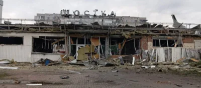 Российские беспилотники разрушили здание железнодорожного вокзала в Шостке