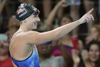 Katie Ledecky swims into history with 800 freestyle victory