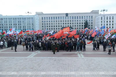 В Минске под красными флагами возложили цветы к памятнику Ленину