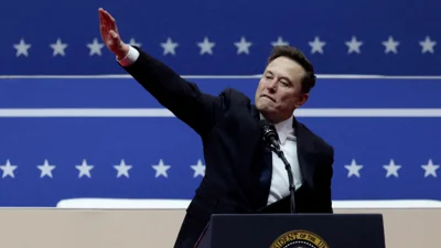 Вытянутая правая рука ладонью вниз. В соцсетях спорят о «нацистском приветствии» Маска