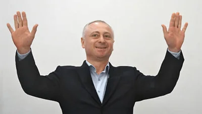 Бадра Гунба уже не исполняет обязанности // Подменивший экс-главу Абхазии Аслана Бжанию политик побеждает на выборах и становится полноценным президентом
