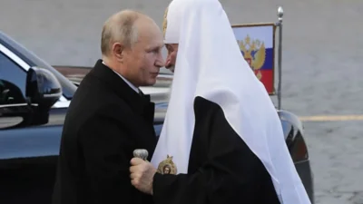 Путин попросил указать его инициалы на цепочках к крестам для военных