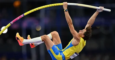 Olympic 2024 | Duplantis smashes pole vault world record after taking gold, sending viewers into frenzy