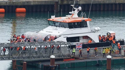 Новые правила для просителей убежища в Британии: прибывшим в страну нелегально придется ждать 20 лет, чтобы получить ПМЖ