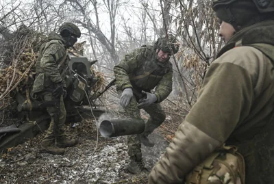 Russian Soldiers Firing Howitzer Toward Pokrovsk 