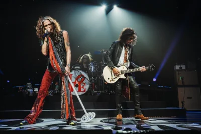 Группа Aerosmith объявила о досрочном завершении своего прощального тура Peace Out из-за проблем с голосовыми связками у вокалиста и лидера коллектива Стивена Тайлера: