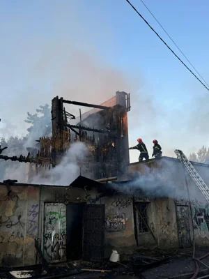 Во Львове дотла сгорел кинотеатр возле памятника Бандере – фото