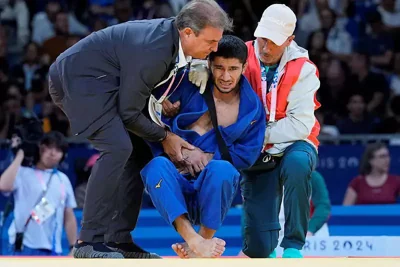 Таджик Нурали Эмомали, победивший израильского дзюдоиста Баруха Шмаилова, и сказавший по этому поводу победное "аллах акбар", получил травму, и завершил выступление на Олимпиаде 2024
