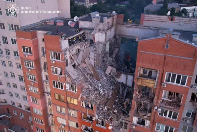 В Днепре продолжаются поисково-спасательные работы после российского удара, в результате которого были разрушены несколько этажей жилой многоэтажки