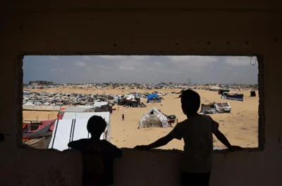 Palestinian children stand in a camp for displaced people in Rafah in the southern Gaza Strip by the border with Egypt, April 28, amid the ongoing conflict between Israel and the Palestinian militant group Hamas. AFP-Yonhap