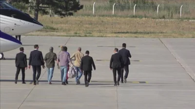 Российские граждане садятся в самолет в аэропорту Анкары после обмена заключенными. 1 августа 2024 года. Скриншот видео ФСБ РФ