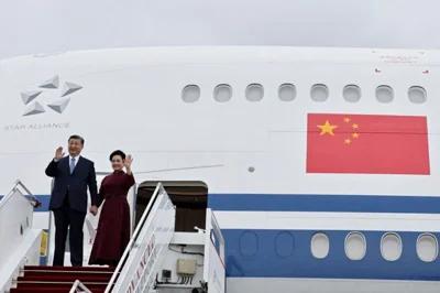 China's President Xi Jinping and his wife Peng Liyuan waves prior to disembarking from their aeroplane upon their arrival for an official two-day state visit, at Orly airport, south of Paris, May 5. AFP-Yonhap