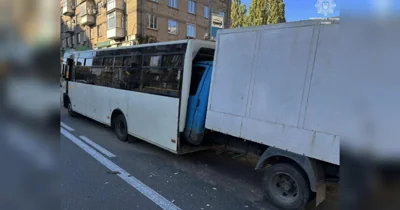 Моторошна ДТП у Києві: в годину пік вантажівка в’їхала в маршрутку