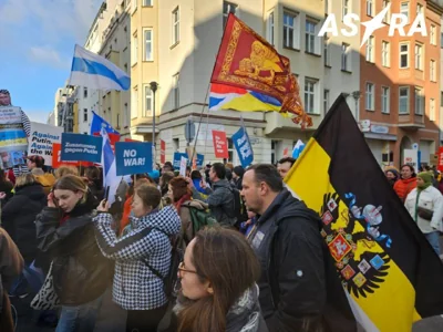 В Берлине продолжается антивоенный марш российской оппозиции