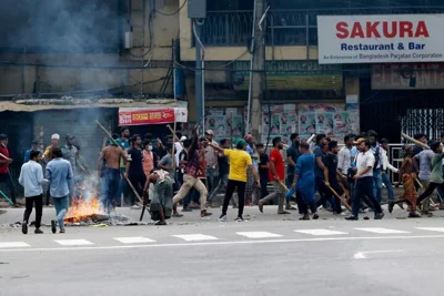 Протестующие, вооруженные палками, требуют отставки премьер-министра Шейх Хасины в Дакке, Бангладеш. 4 августа 2024 года. Фото: Reuters