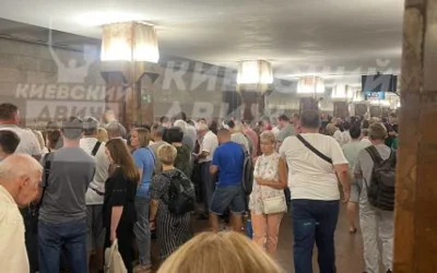 Затяжна повітряна тривога у Києві викликала колапс у метро