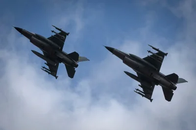 Истребители F-16 ВСУ пролетают по случаю Дня Воздушных сил, 4 августа 2024 года