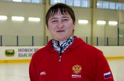 «Лез под майку, укусил за грудь». Кошмар в нашей фигурке – тренера обвиняют в домогательствах к 12-летней