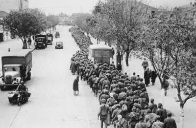 Колонна советских военнопленных идет по Харькову без сопровождения. 1942 год. Фото: Bundesarchiv / CC-BY-SA 3.0, CC BY-SA 3.0 de, commons.wikimedia.org