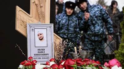 Похороны рэпера и мема // В Москве простились с Пашей Техником