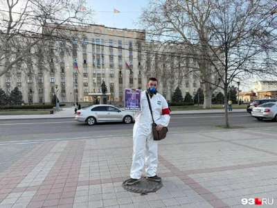В Краснодаре нацбол в костюме химзащиты вышел в пикет по поводу экологической катастрофы