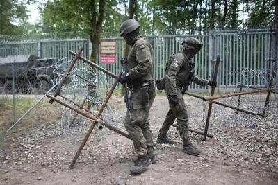 Польские солдаты патрулируют границу с Беларусью вдоль пограничного забора в Беловежской пуще, Польша, 3 июня 2024 года. Фото: Reuters