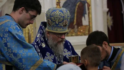 Во Владикавказе учителя православной гимназии уволили из-за сине-желтого наряда на линейке