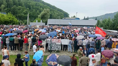 Несколько тысяч человек вышли на митинг против уничтожения сельсоветов в Республике Алтай