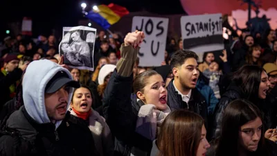 Молодь вигукує гасла під час протесту проти Каліна Джорджеску, який переміг у першому турі президентських виборів, у Бухаресті, 25 листопада 2024 року