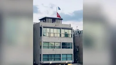 В Тель-Авиве над посольством Турции, чуть выше приспущенного турецкого флага подняли дрон с флагом Израиля