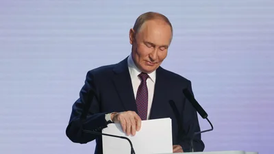 Путин продлил ответные меры на введение потолка цен на нефть из России