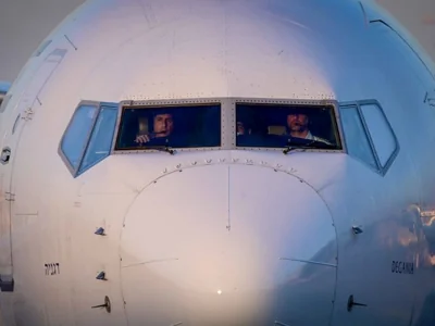 СМИ: не менее 100 тысяч израильтян застряли за границей, авиакомпании отменили рейсы