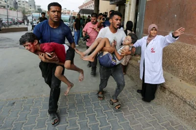 SENSITIVE MATERIAL. THIS IMAGE MAY OFFEND OR DISTURB People carry Palestinian children wounded in an Israeli strike, amid Israel-Hamas conflict, at Nasser hospital, in Khan Younis in the southern Gaza Strip July 22, 2024. REUTERS/Hatem Khaled TPX IMAGES OF THE DAY